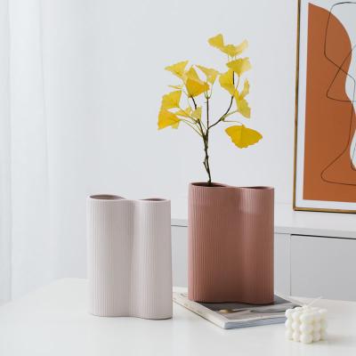 China Matt Modern Handmade Home Decoration European Ceramic Clay Unique Vase Decor Ceramic Flower Vase à venda