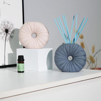 Κίνα Wholesale 240ml Home Fragrance Modern Reed Diffuser Bottle Empty Aromatherapy Bottle Embossed Ceramic προς πώληση