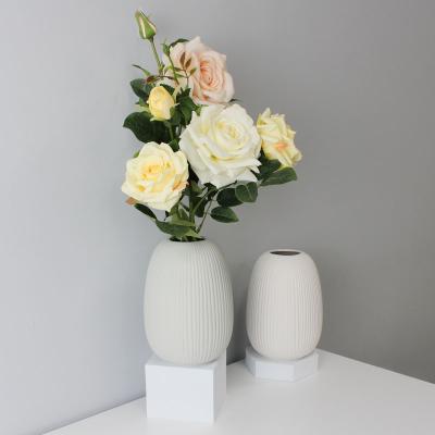 China Hot Sale Dried Flower Table Vase Nordic Tall White Striped Textured Ceramic Vase for Home à venda