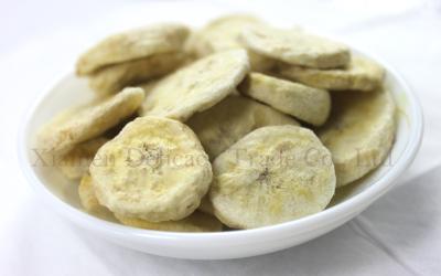 China Natürliche Frucht-gesunde gefriertrocknete Nahrungsmittelbanane 5mm - 7mm schnitten Chips und Bonbon zu verkaufen