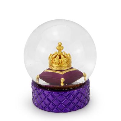 China Custom Europe 100mm Resin Gold Crown Glass Snow Globe For Wedding Souvenir Gifts for sale