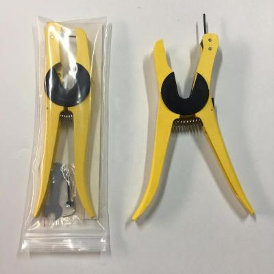 Cina Yellow Adjustable Cattle Ear Tag Hot Sales Ear Tag Pliers Z Animal Ear Tag Applicator in vendita