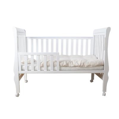 China NO-TOXIC European Style Baby Paint Wooden Crib Crib Crib With Crib Panel for sale