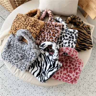 China Factory Wholesale Anti-theft Fur Plush Bag Shell Dumplings Ladies Messenger Bag for sale