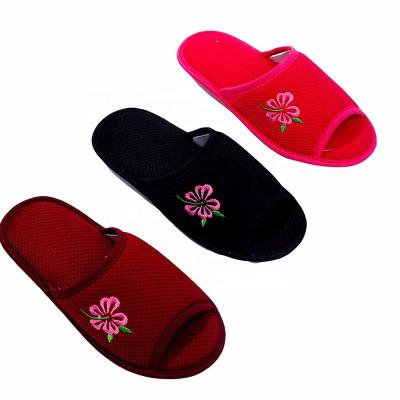 China 2023 New Fashion Trend Women's Super Soft Home Indoor Mesh Breathable Fabric Shoes Non Slip Open Toe Flat Slipper Bedroom Embroidery Slippers for sale