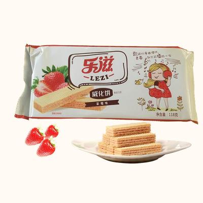 China Gluten Free Strawberry Flavor Healthy Food 118g Crunchy Cookie Cream Wafer for sale