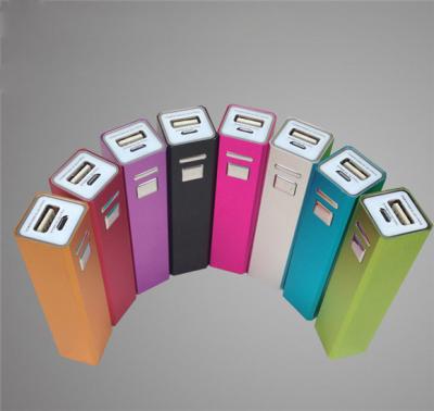 China Banco móvel portátil com USB duplo, 2200mAh do poder do batom universal à venda