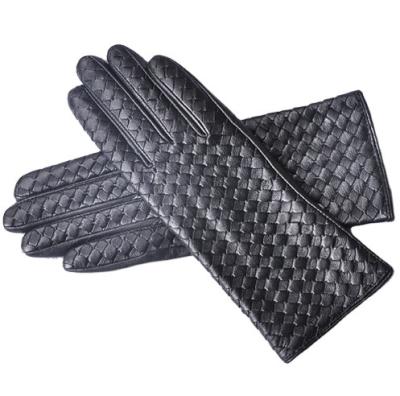 China Simple Fashionable Black Sheepskin Winter Women Driving Wave Leather Gloves for sale