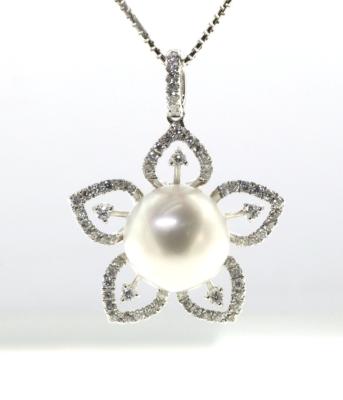 China Latest Design FASHIONABLE Flower Shape 18K White Gold South Sea Pearl Pendant for sale