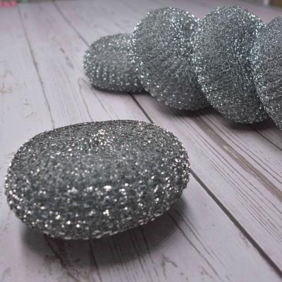 China Silver Galvanized Metal Ball Mesh Scrubber Viable 90g Steel Mesh Scrubber Pot Cleaning Plastic Scourer for sale