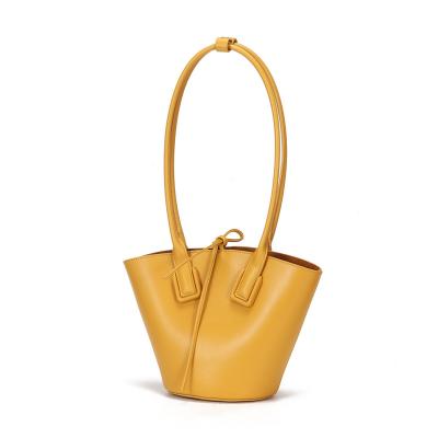 China 2021 New High Quality Leather Women's Handbag Bucket Bag Large Capacity Messenger Bag Solid Color Leather Pleated Temperament for sale