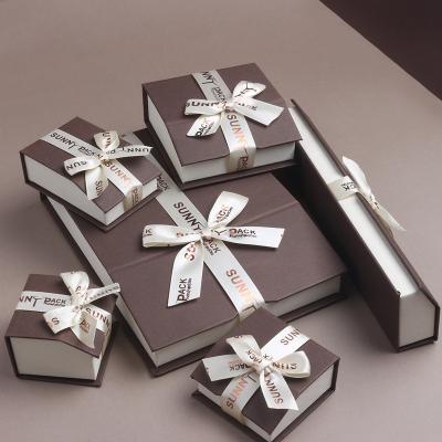 China Made of high quality cartons and covered in magnetic tape House decorative paper shape luxurious chocolate jewelry packaging box for sale