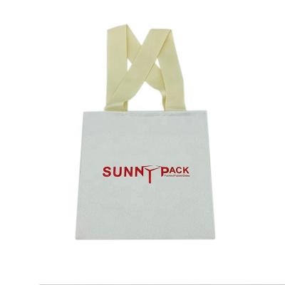 China Free Sample Good Quality Durable Modern Artistic Luxury Jewelry Paper Bag for sale