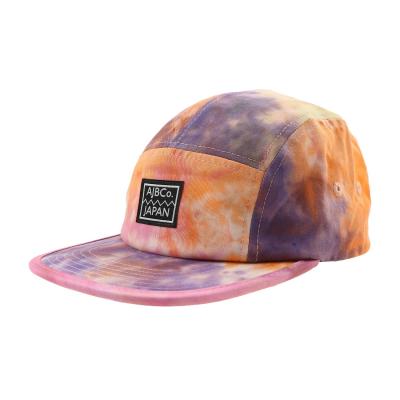 China Verano 5 panel de gorras de colorante con etiqueta tejida a medida ODM diseños característica de tela común en venta