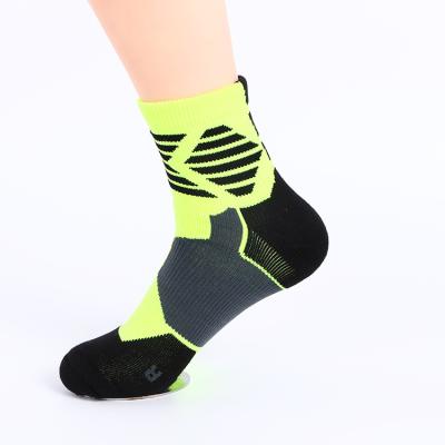 China Breathable 2021 new custom fashion high quality wholesale athletic sport sock men basketball sock for sale