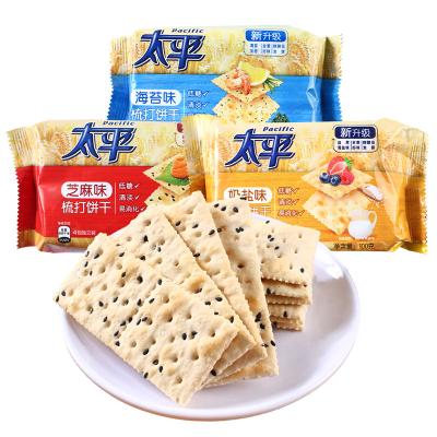 China Natural high quality healthy puffed salty white onion cracker soda biscuits food/flavor 100g milk salt for sale