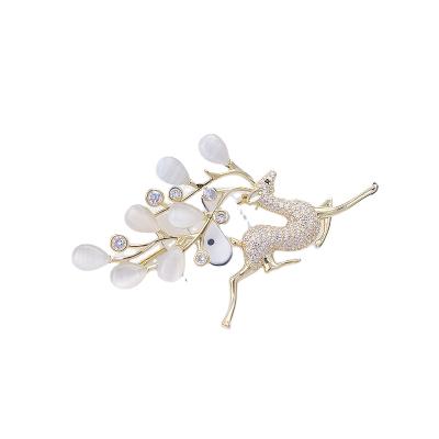 China Amazon Bling Silver Hot Sale Reindeer Brooches Brooches Luxury Brooch For Ladies for sale