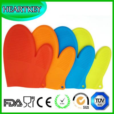 China Outdoor Silicone BBQ Grill Gloves Kitchen Heat Resistant Oven Gloves for sale