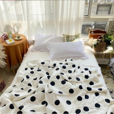 China Anti-Static Black And White Dot Thickened Double Sided Sherpa Throw Blanket For Living Room for sale