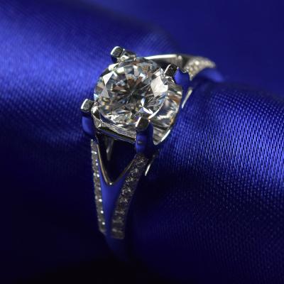 China De Diamantverlovingsringen 1ct 6.5mm van Moissanite van de schitteringsbesnoeiing met 18K-Witgoudmateriaal Te koop