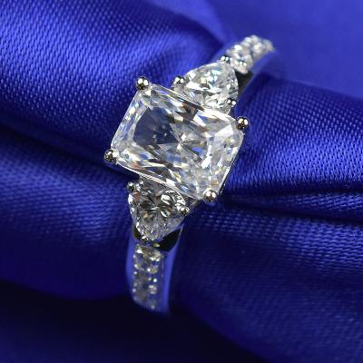 China Kundengebundene Moissanite-Diamant-Ringe Smaragdschnitt2cts mit weißer Farbe zu verkaufen