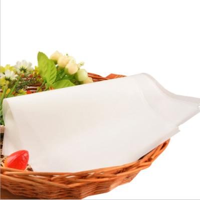 China 45gsm greaseproof silicon or 120gsm 52G white yellow pe coated parchment paper roll baking maker for sale