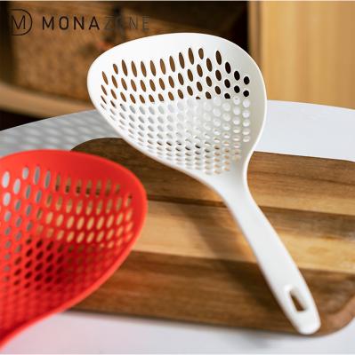 China MONAZONE Viable Large Scoop Slotted Colander Sieve Thermoplastic Skimmer Spoon Sieve Shovel Heat Resistant Cookware for sale