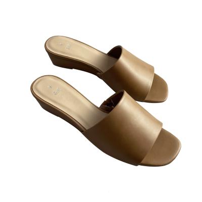 China Breathable Summer Walking Outdoors Wedge Heel Brown Color Chunky Heel PU Leather Women Slippers for sale