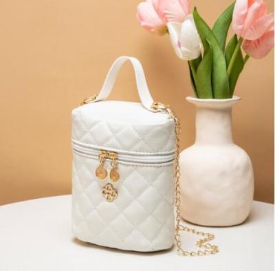 China 1:1CC Motion Detection Leather 5A Ladies Bag New Summer Lingge Portable Shoulder Bag Chain Cross - Body Flower Bucket Bag for sale