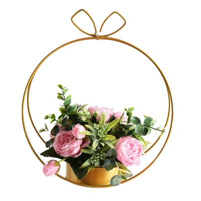 China New-fashion Geometric Gold Plated Flower Stand Iron Flower Basket Love Flower Basket Handheld Flower Stand for sale