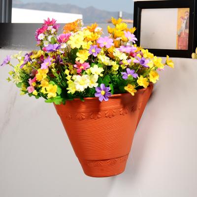 China Beautiful CLASSIC Plastic Pot Flowerpot Wall Hanging Colors Wall Mounted Planter Flower Pot for sale