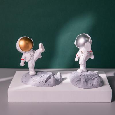 China Unique Figure Astronaut Desktop Universal Mobile Cute Standing Mobile Phone Holders Unique Style Resin Phone Holder Adjustable Funny Phone Stand for sale