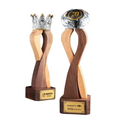 China High-quality diamond transparent crystal wooden trophy with logo engraved crown shape crystal award business gift for sale