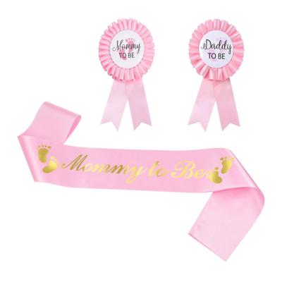 China Blue Pink Yellow Mom and Dad New Dad Party Celebration Gifts 3 PCS Mom To Be Sash Tinplate Pin Badge Set for Baby Shower Party Celebration for sale