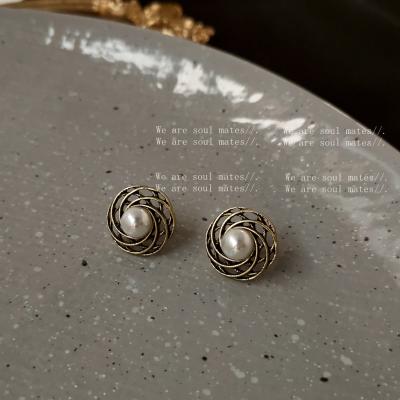 China Fashion TREND Jewelry 2021 Popular Ancient Gold Hollow Pearl Round Earrings Yiwu for sale