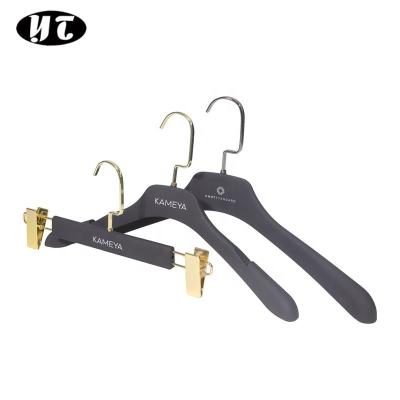 China Rubber coated on hanger outer black rubber coated plastic hanger for clothes gold hook hanger for sale