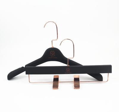 China LP389 Multifunctional Plastic Jacket and T-shirt Rubber Hanger Spray Paint Hanger for sale