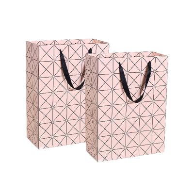 China Recyclable Customized Printed White Luxury Packaging Paper Bag With Handle Manufactures Custom Gift Bags Wholesale Craft Paper Shopping Bag for sale