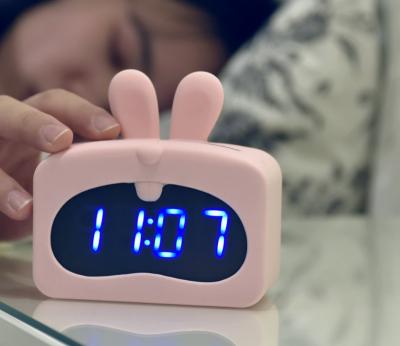 China Sound Control 4 AAA Bunny Alarm Clock Travel Portable 10.3x4.7x9.9cm for sale