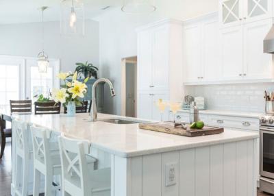 Κίνα Φυσικά Countertops χαλαζία νησιών κουζινών στο ελαφρύ χρώμα κόβουν προ Countertops χαλαζία προς πώληση