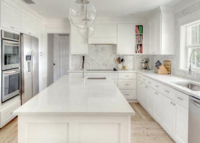 Κίνα Καθαρά άσπρα Countertops χαλαζία σχεδίων φυσικά με Backsplash προς πώληση