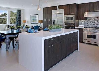 Κίνα Άσπρα τεχνητά πέτρινα αδιάβροχα Countertops Worktops φραγμών συνήθειας/κορυφή φραγμών κουζινών προς πώληση