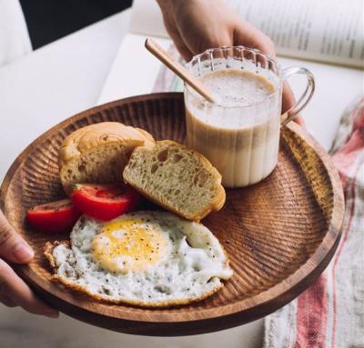 China Sustainable Multiple Sizes Tea Cup Bread Cake Dessert Japanese Style Round Black Walnut Wooden Pallet Storage Solid Wood Tray for sale