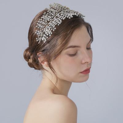 China 2020 New Bridal Hair Vine Hairstyles Dress Hair Comb Wedding Tiara Rhinestone Crown Handmade for sale