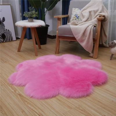 China Long Hair Anti-Slip Flower Shape Soft Faux Fur Blankets For Indoor Flooring for sale