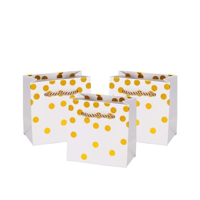 China Fashion Eco-Friendly Recyclable Reusable Design Gold Foil China Gift White Paper Bag Manufactures For Wedding for sale