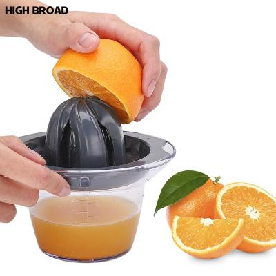 China Viable Plastic Citrus Juicer Lemon Fruit Squeezer Manual Orange Juice Squeezer With Strainer And Container for sale