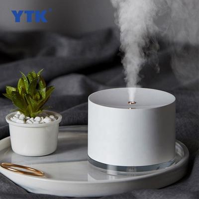 China Mini Car Office Desktop 780ml USB Portable Ultrasonic Air Fogger Battery Operated Wireless Humidifier With Atmosphere Light for sale