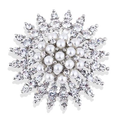 China Temperament durable foreign trade scarf buckle birthday gift clothing snowflake pearl brooch high-grade durable brooch for sale