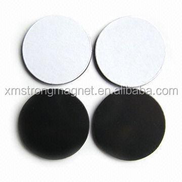 China Small Isotropic Rubber Magnet Disc Round Shape Flexible Rubber Magnet With Adhesive for sale